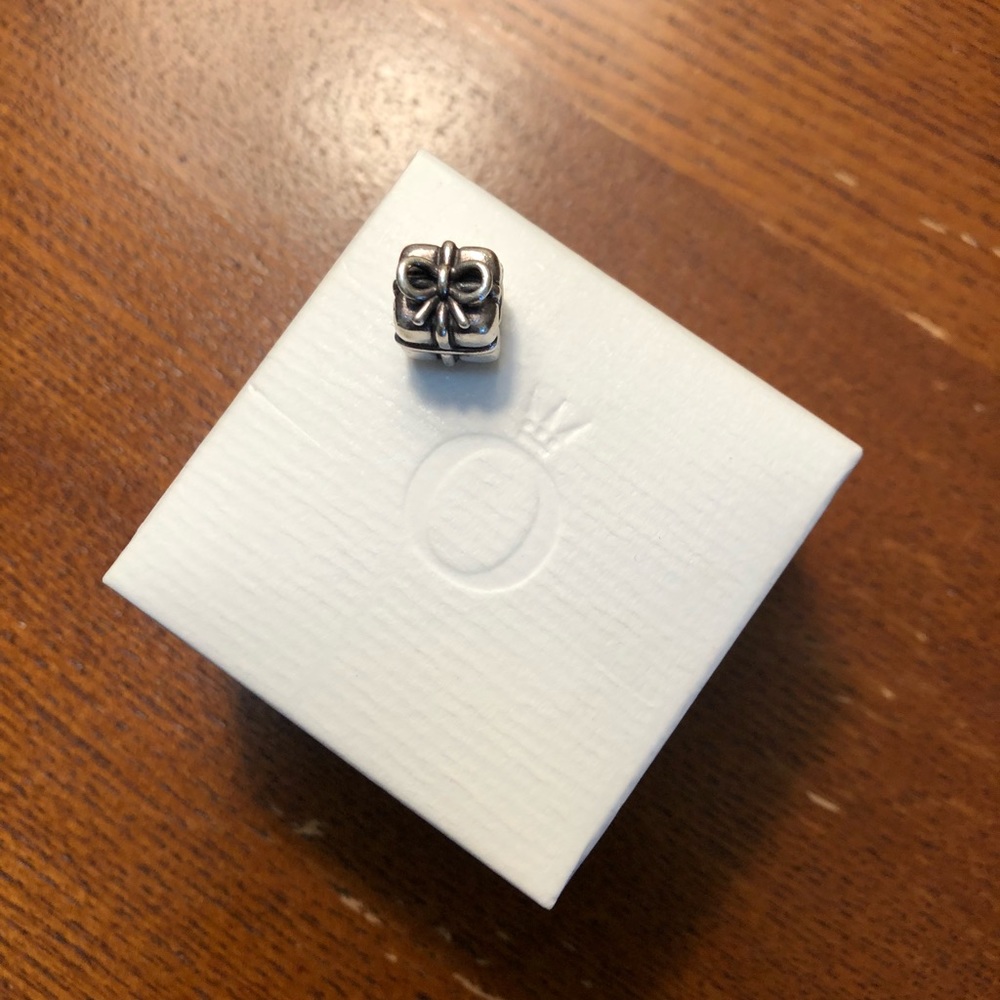 Pandora Present Charm